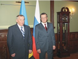 вице-премьер РФ Виктор Зубков и&nbsp;вице-премьер Украины по&nbsp;АПК Виктор Слаута. Фото: РИА Новости